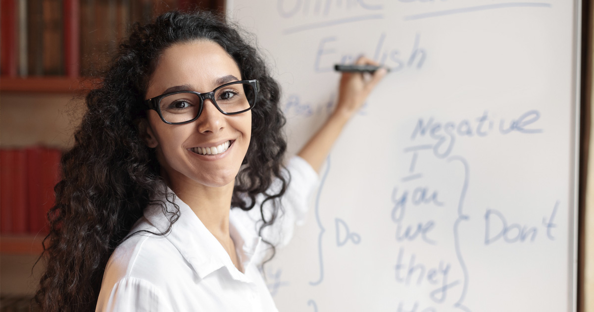 Profesora de inglés explicando