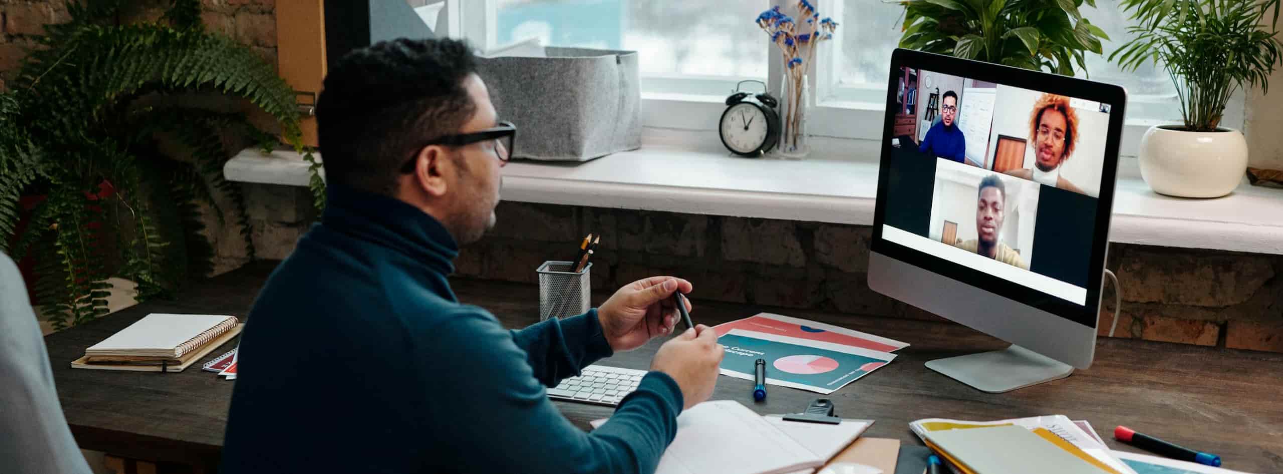 Imagen que muestra a un hombre tomando un curso de inglés online.