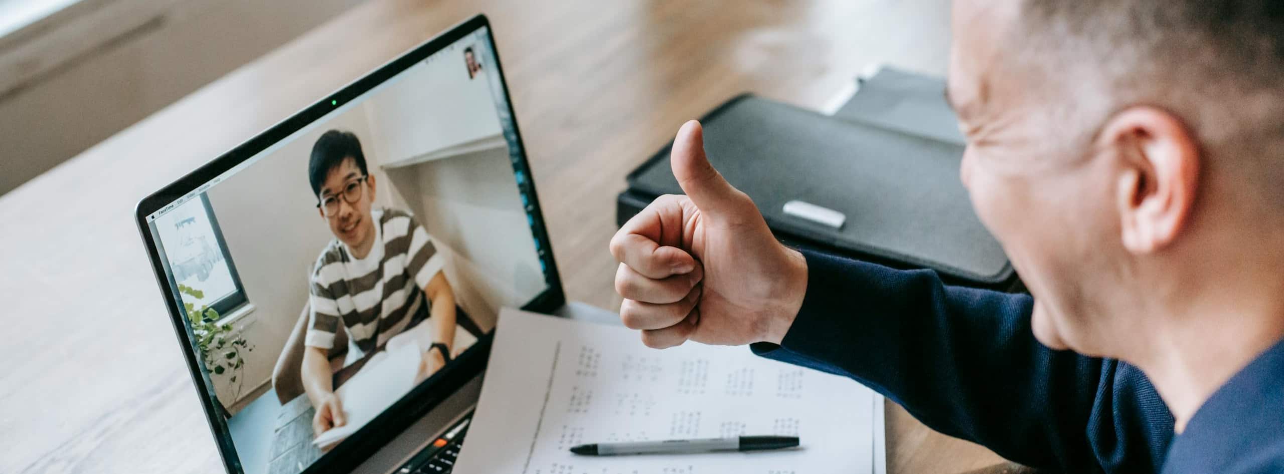 Imagen que muestra a un hombre tomando un curso de inglés en línea en su computadora portátil.
