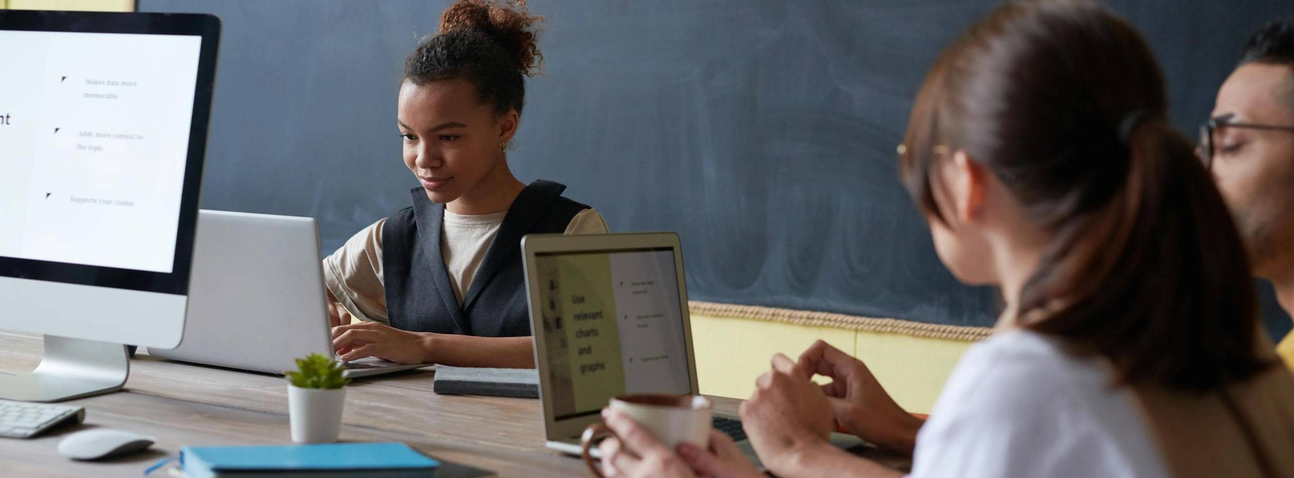 Imagem mostrando pessoas em uma sala de aula, representando uma escola de inglês.