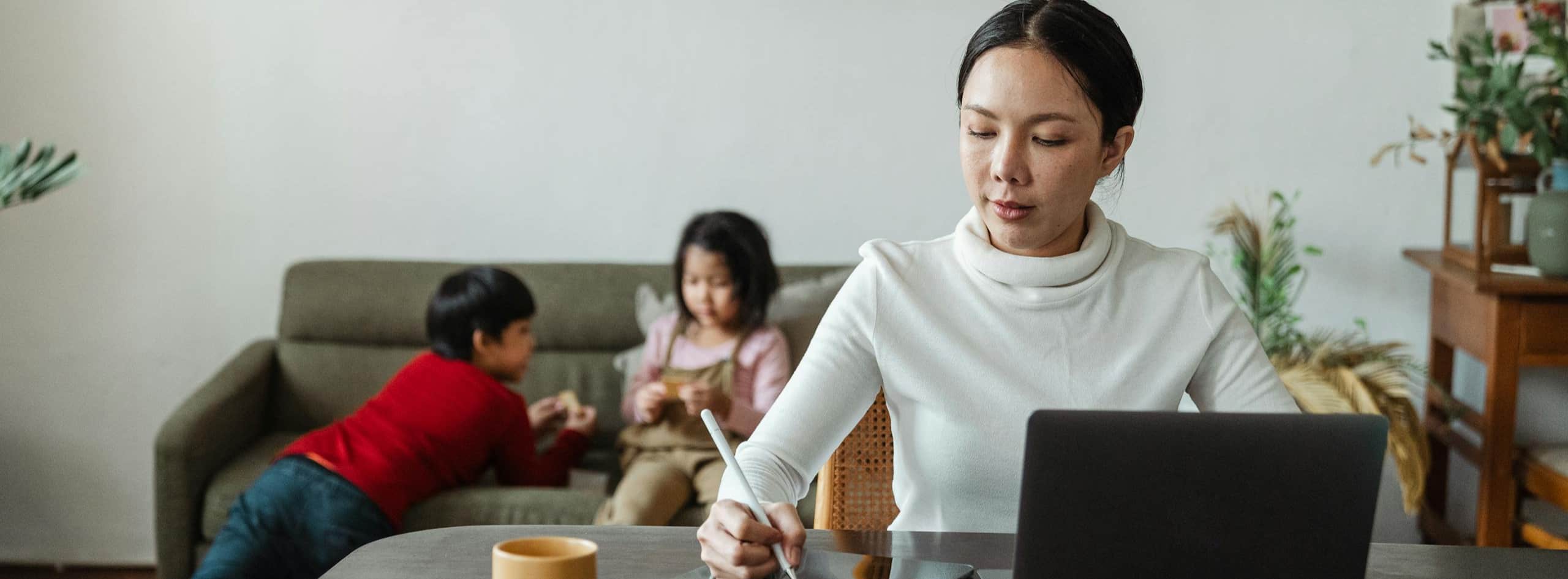 Imagem mostrando uma mulher fazendo um curso de inglês online usando um laptop.